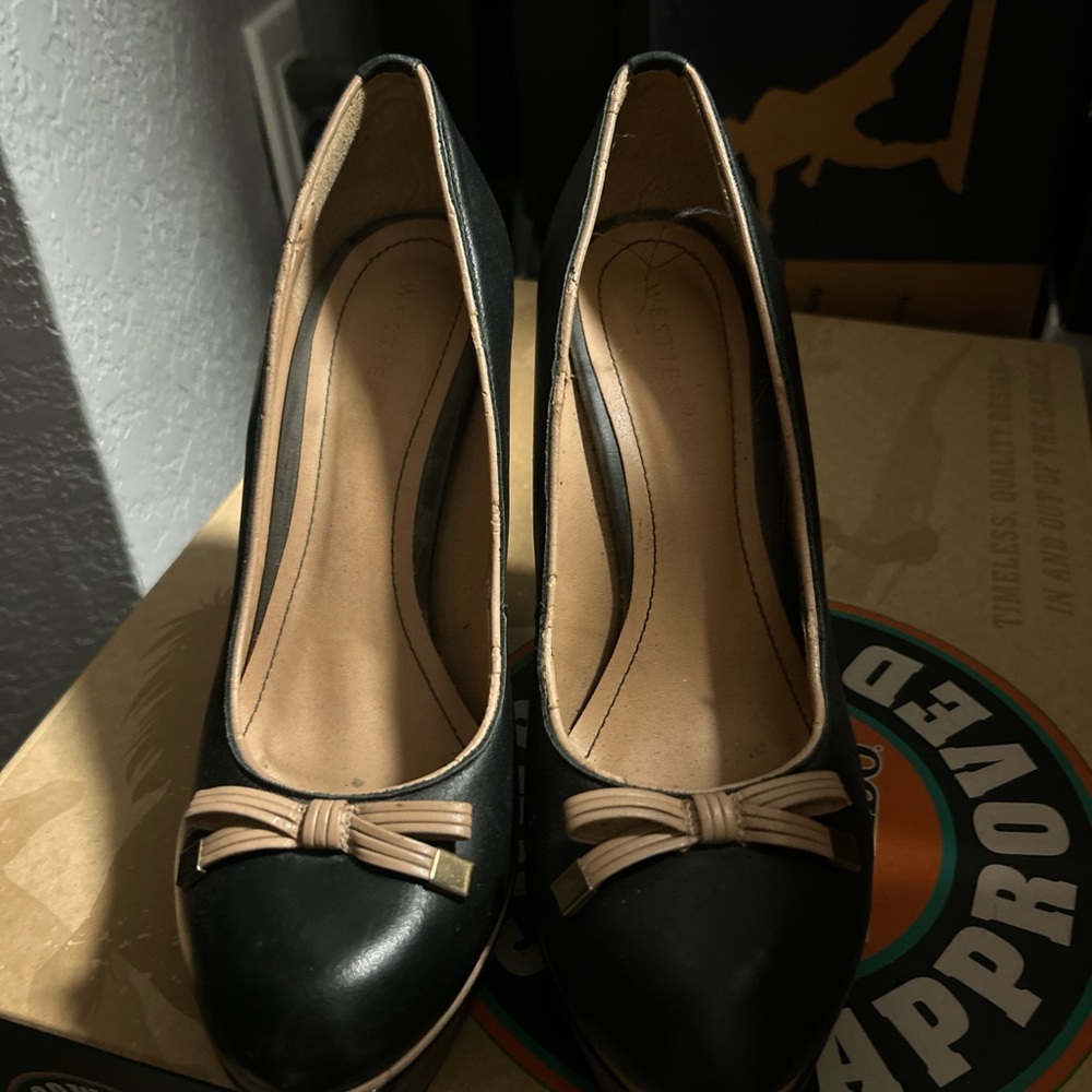 Sophisticated Black and Tan Heels with Bow Detail - Picture 3 of 6